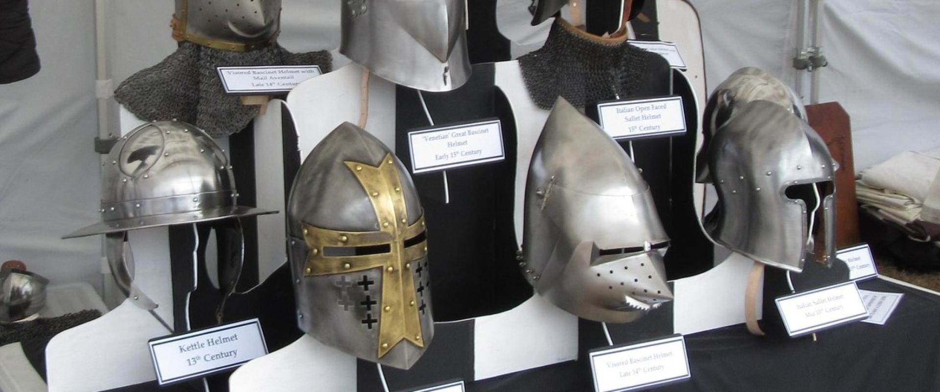 bwrdd o helmedau / table of helmets