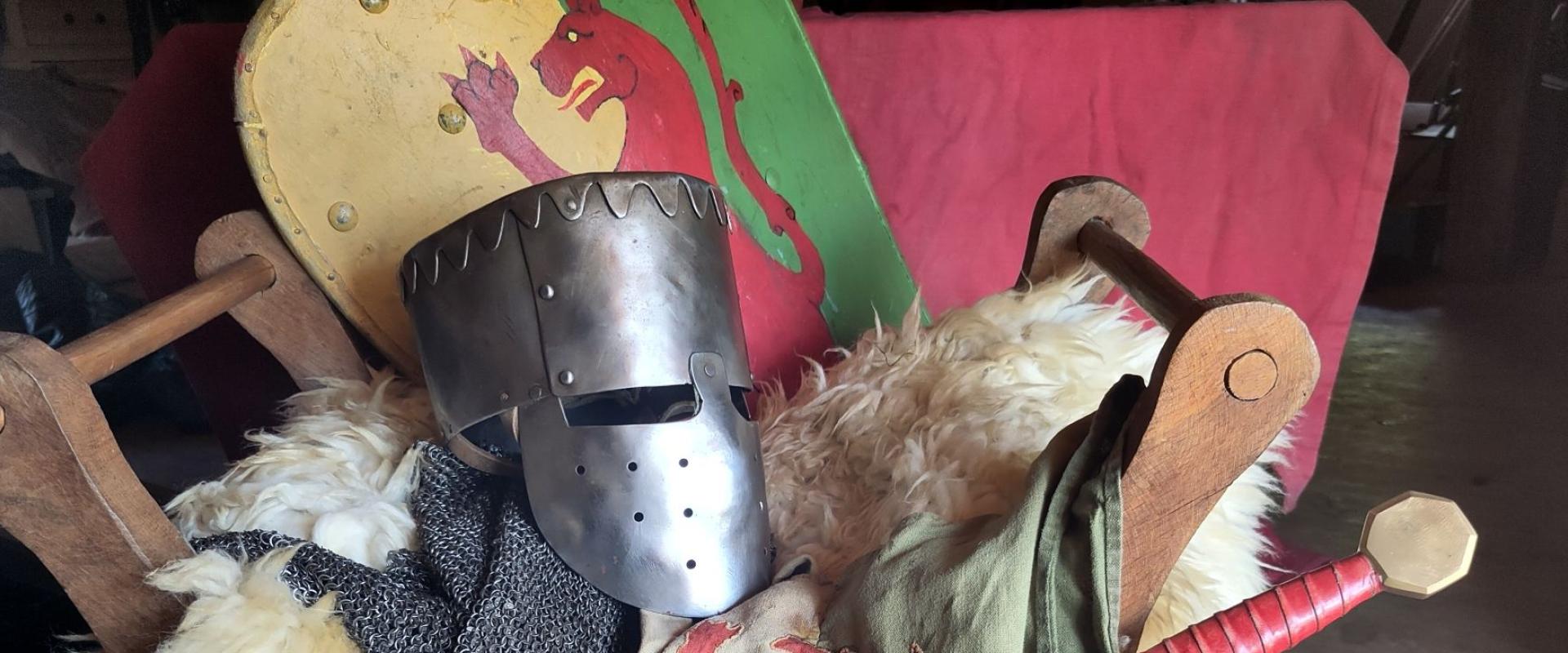 arfwisg a dillad marchog / knight's armour and clothes