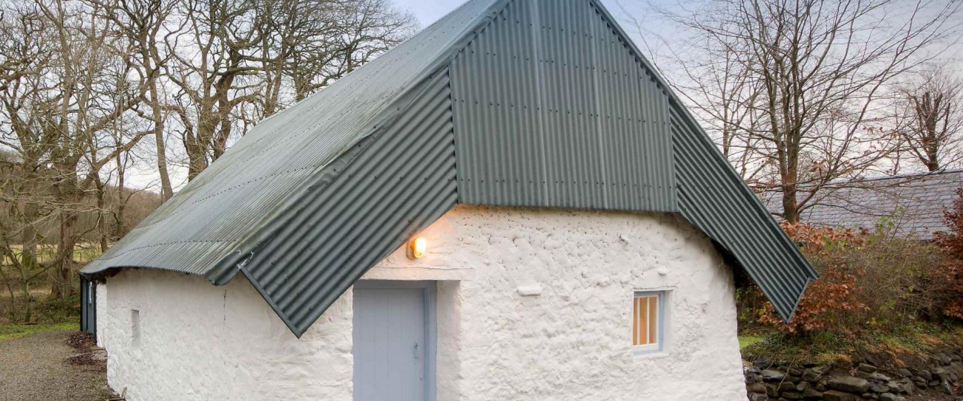 tu allan y bwthyn / exterior of the cottage
