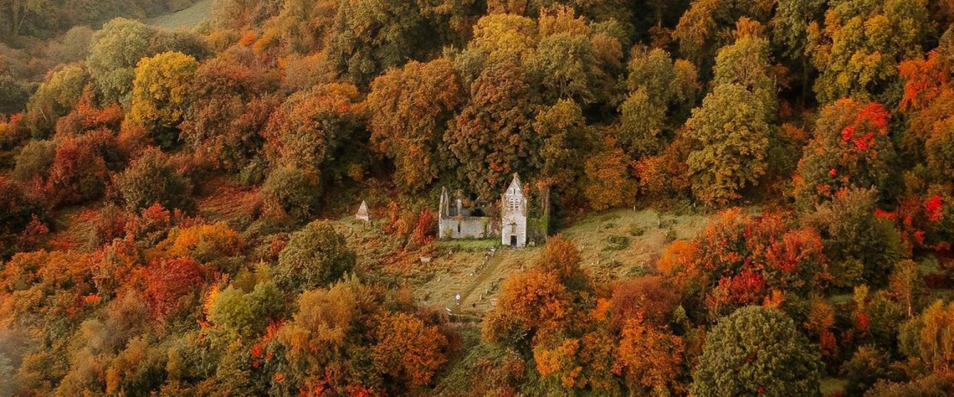 golygfa tuag at yr eglwys ar ochr y bryn / view towards the church on the hillside