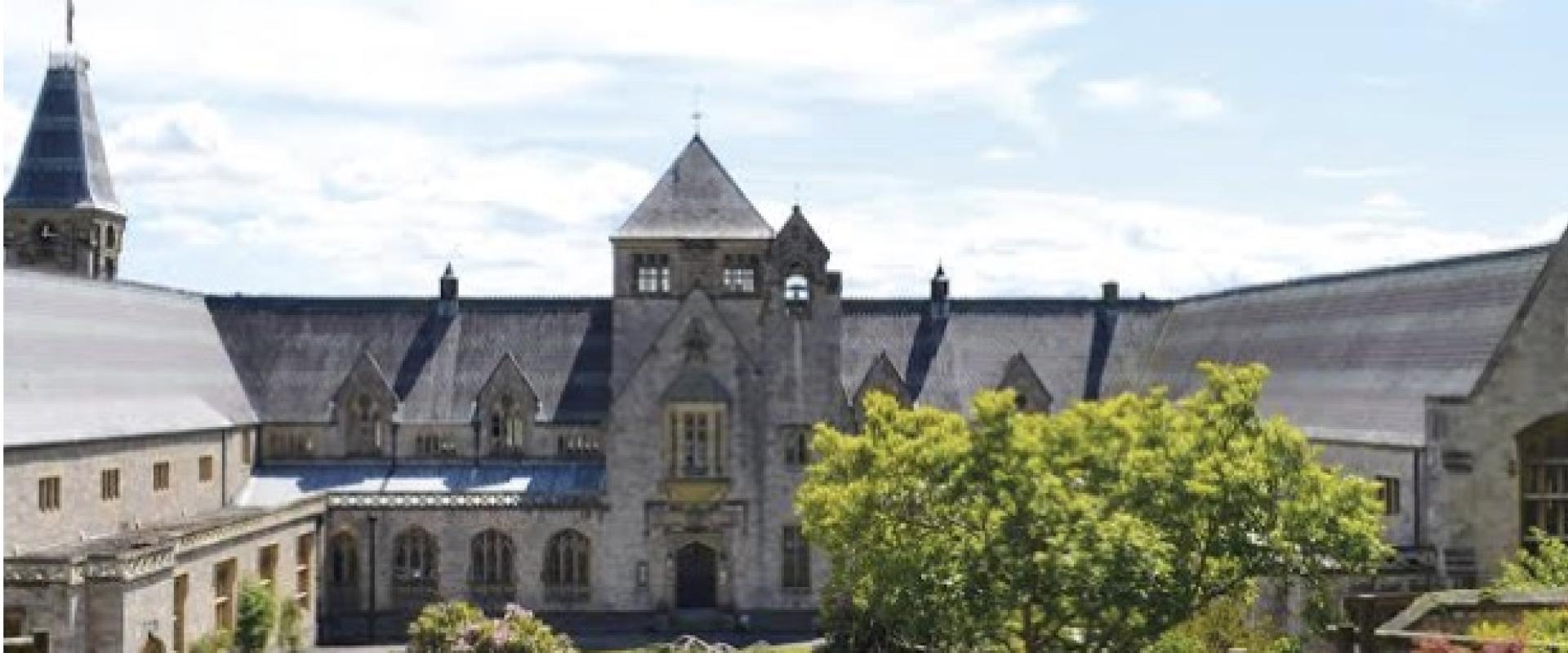 golygfa tuag at adeiladau'r coleg / view towards the college buildings