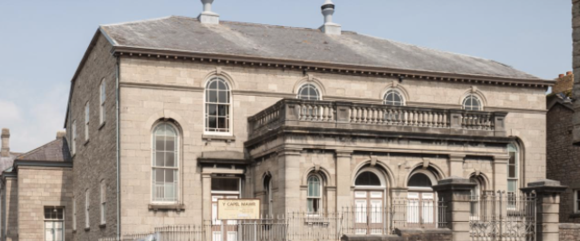 golygfa o du allan yr adeilad / view of the outside of the building