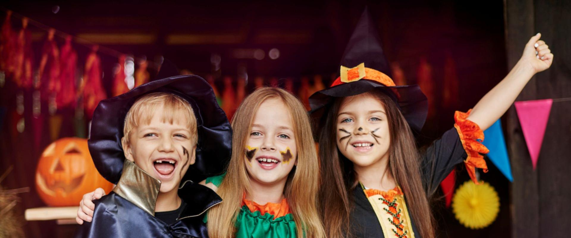tri o blant mewn gwisg ffansi /  three children in fancy dress