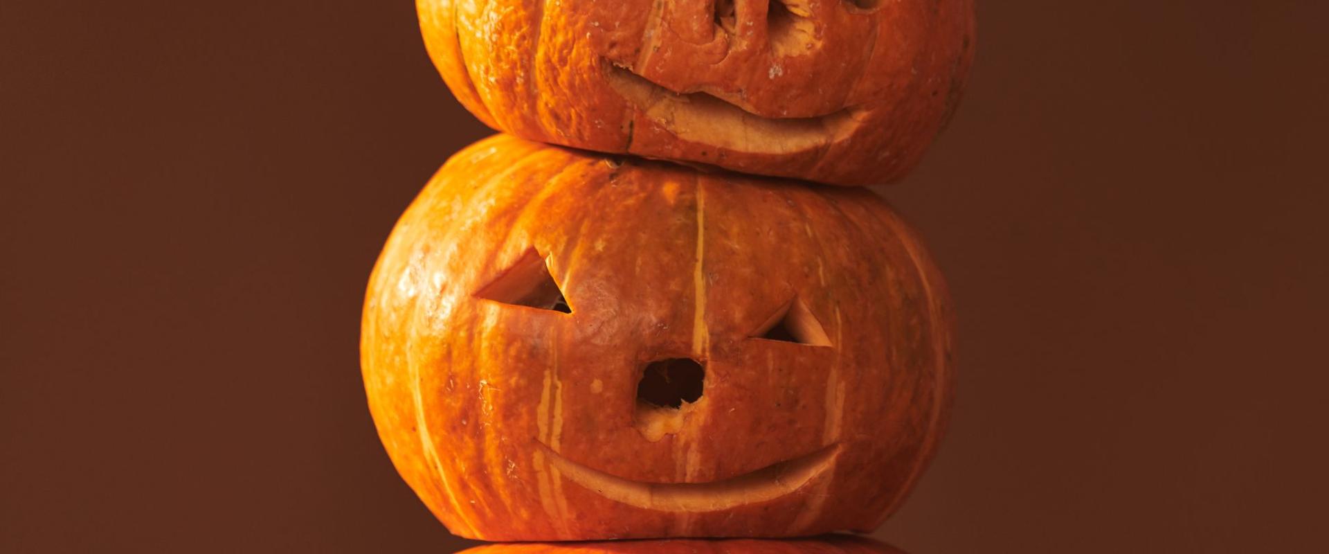 twr o bedwar pwmpen / tower of four pumpkins