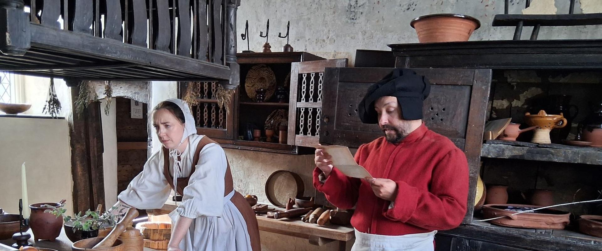 pobl mewn cegin ganoloesol / people in a medieval kitchen