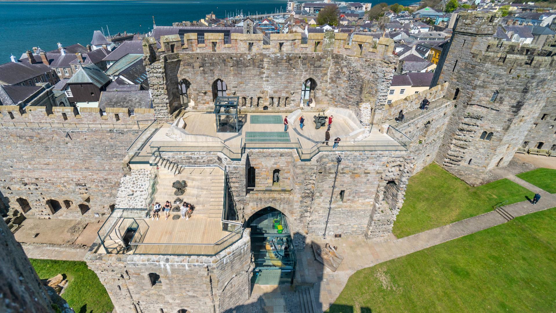 Caernafon Castle 17.06.22, Caernarfon Castle (Welsh: Castel…