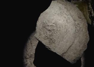 Olion basn marmor yn dangos pen gorgon / Remains of a marble basin showing the head of a gorgon.
