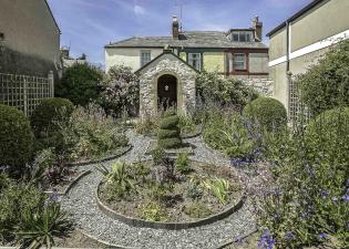 Yr ardd a'r hafdy / The garden and summerhouse