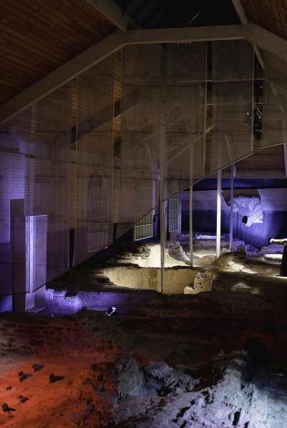 Olion yr ystafell boeth (Caldarium) a'r ystafell oer (Frigidarium) / The remains of the hot room (Caldarium) and cold room (Frigidarium).