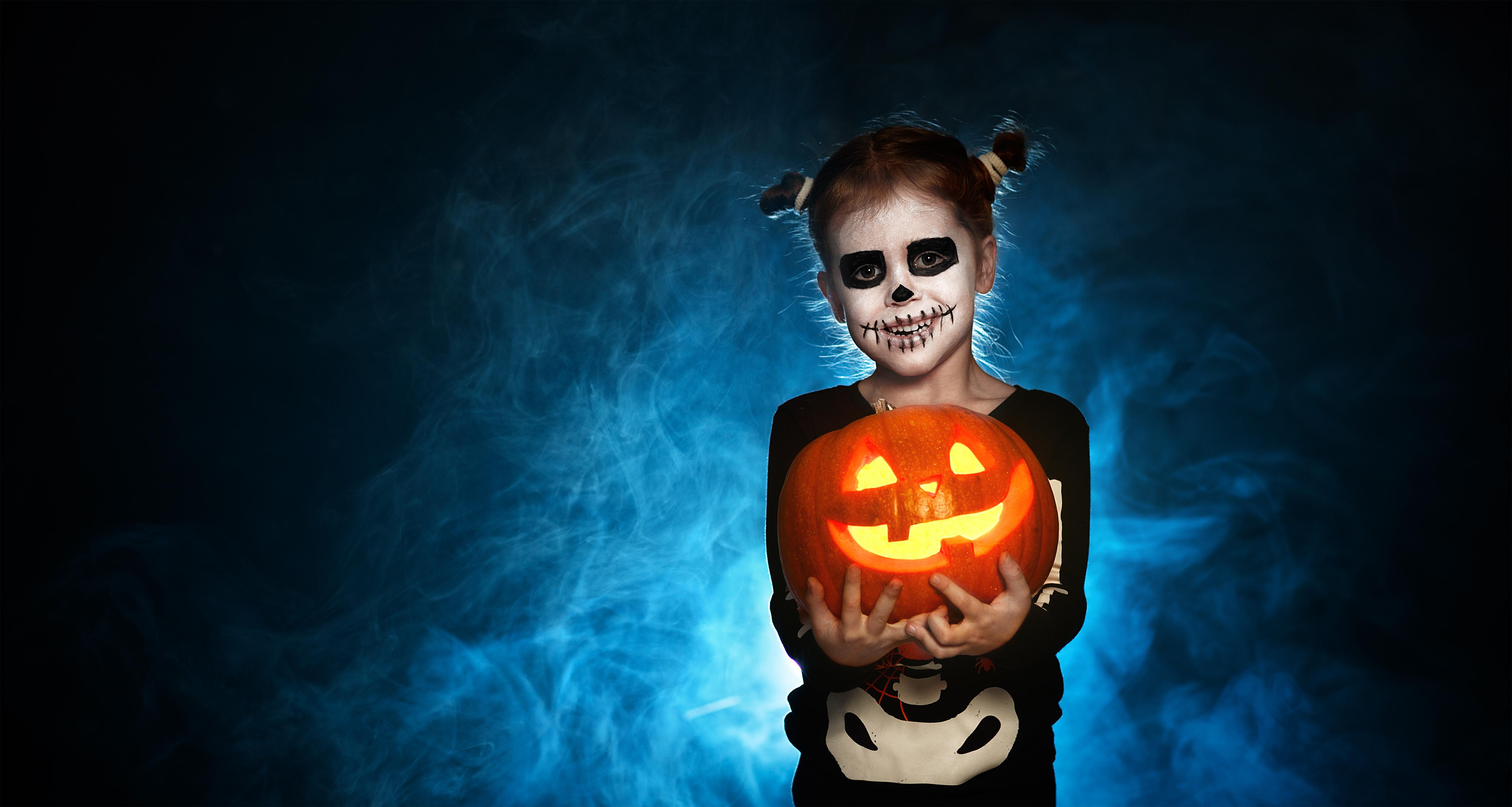 Merch gyda phwmpen as Calan Gaeaf / Girl with pumpkin at Halloween