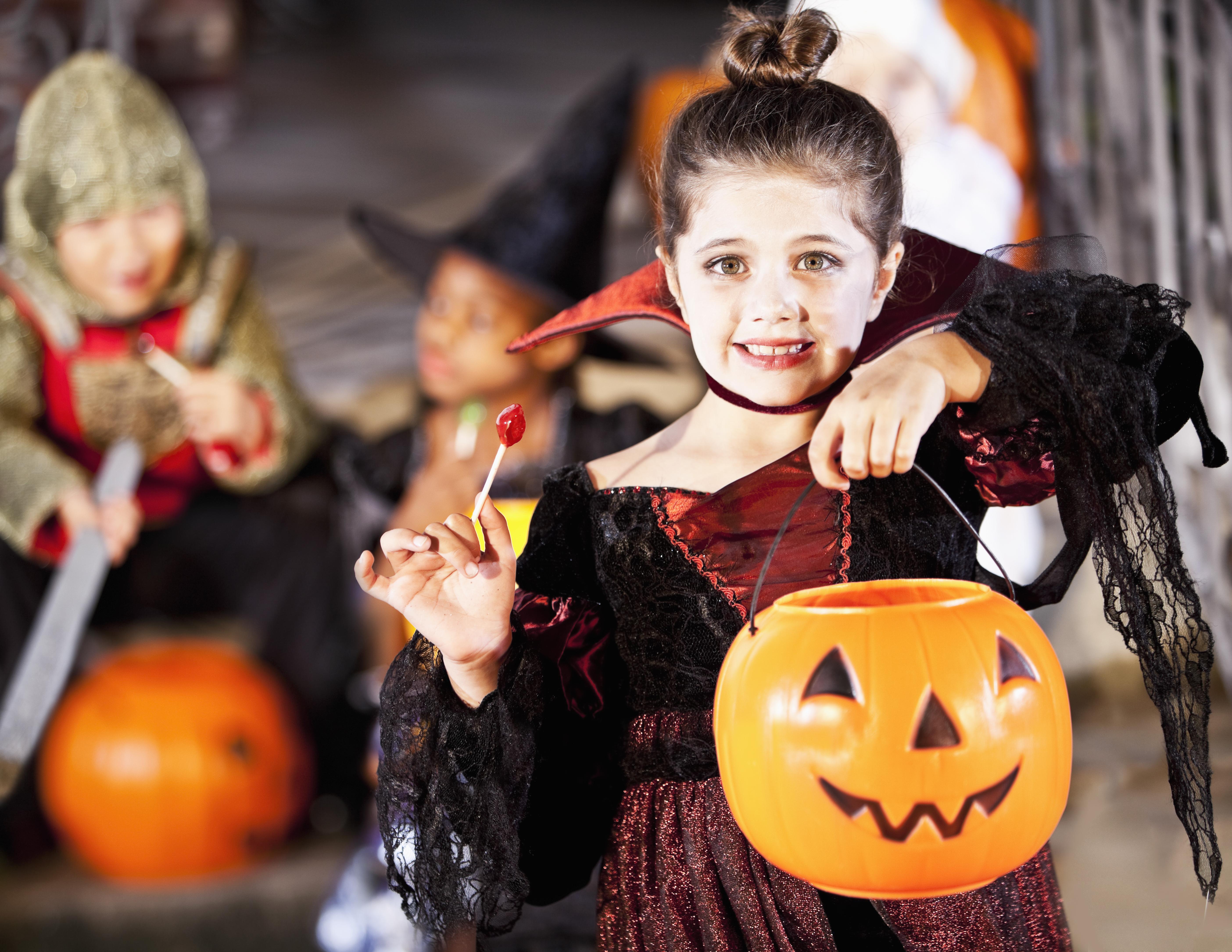Calan Gaeaf - merch mewn gwisg yn cario pwmpen / Halloween - girl in costume carrying pumpkin