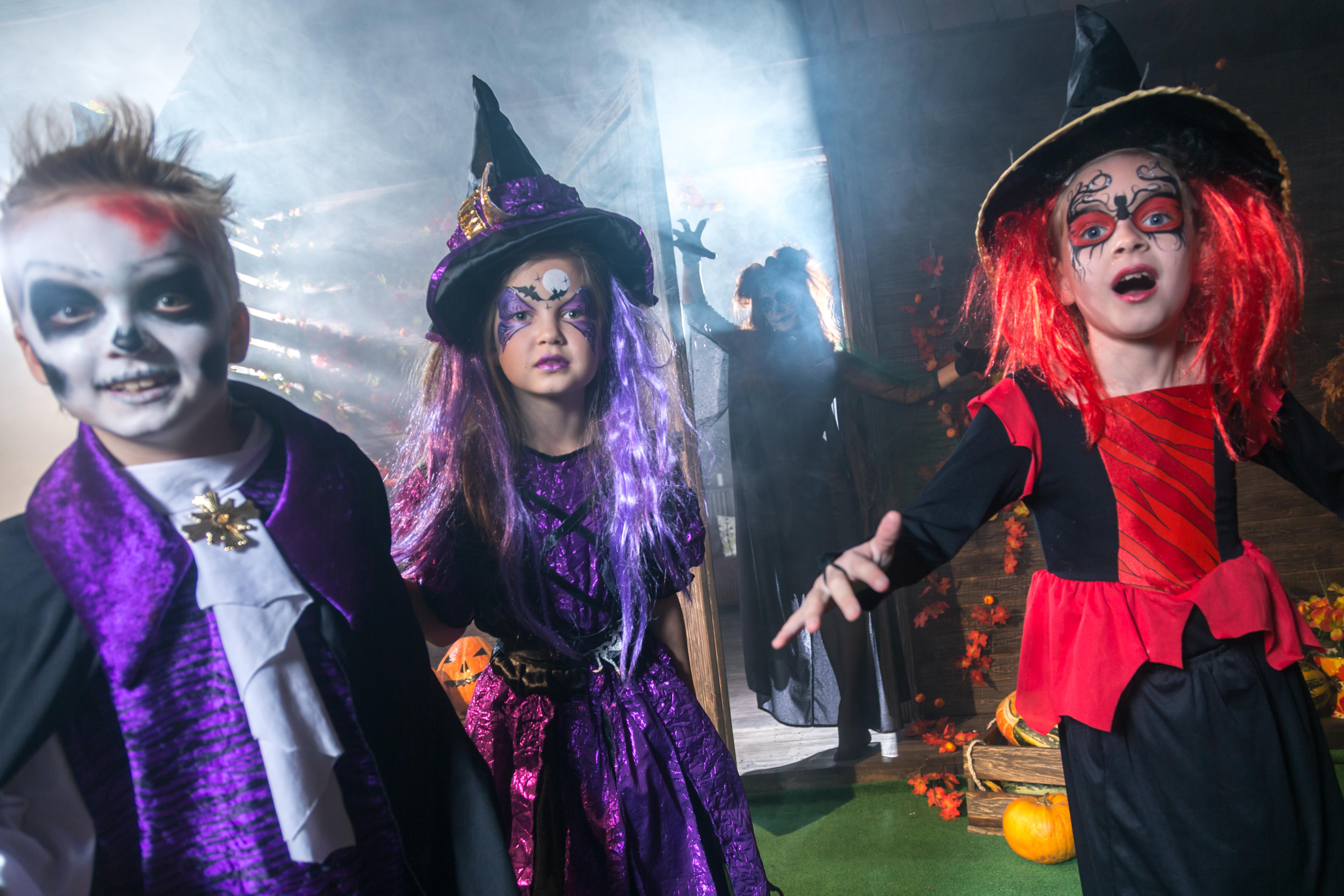 plant mewn gwisgoedd Calan Gaeaf / children in Halloween costumes