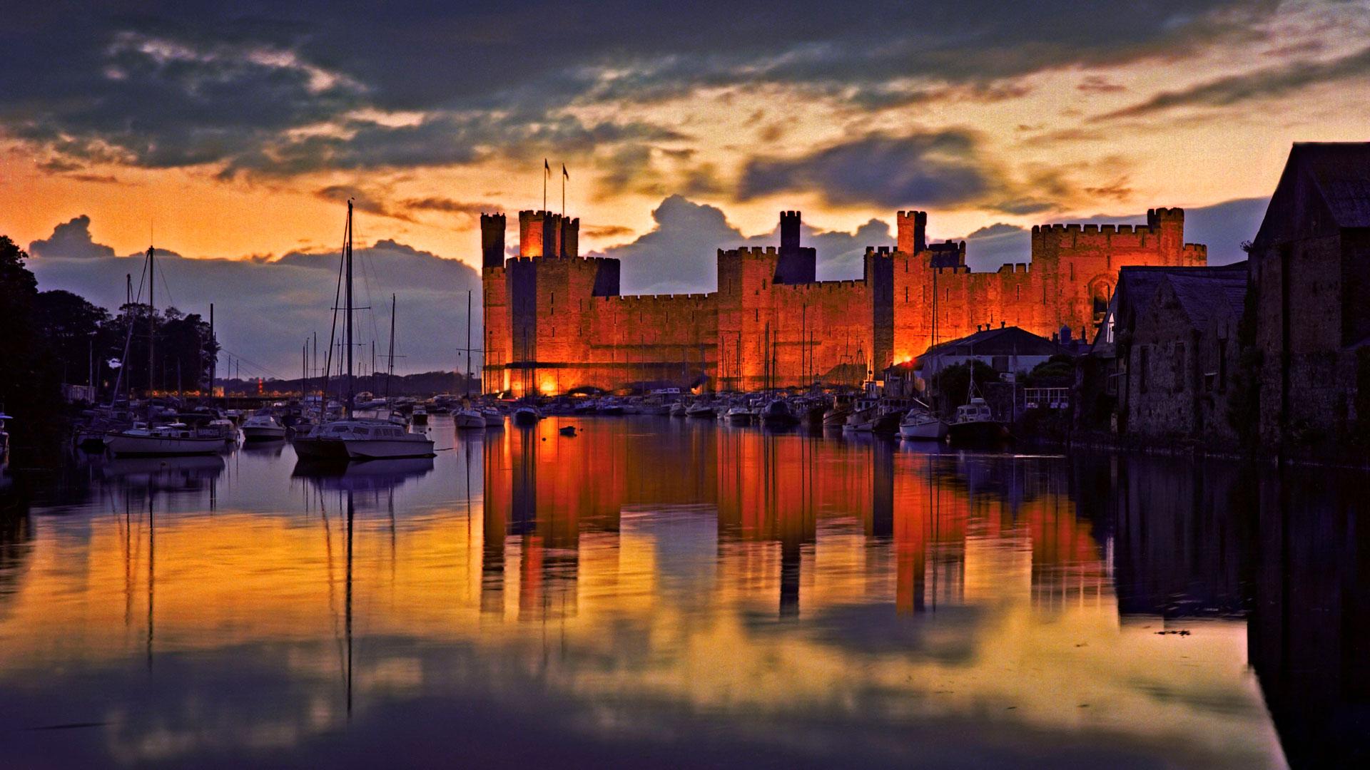 Castell Caernarfon / Caernarfon Castle night time reflection on water