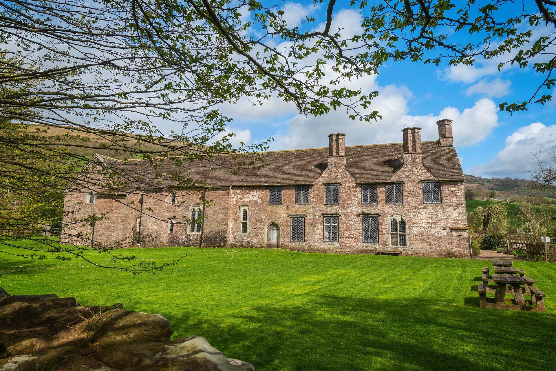 Llys a Chastell Tretŵr/Tretower Court and Castle 